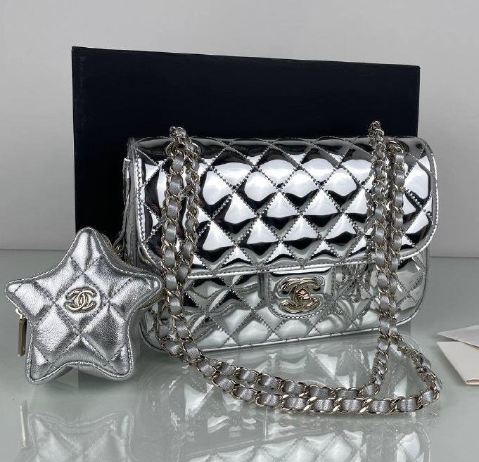 Кожаная серебристая сумочка Chanel Star Coin Purse 24 см