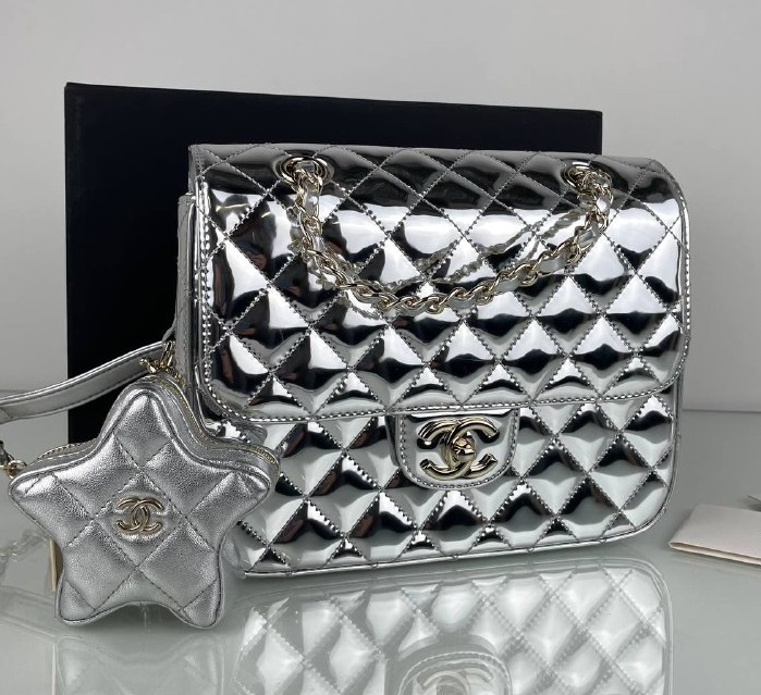 Кожаная серебристая сумка Chanel Star Coin Purse