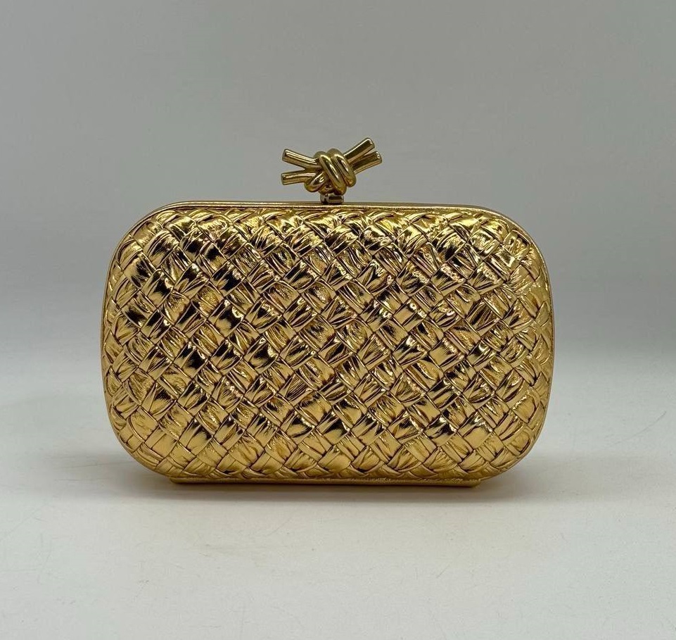 Женский кожаный клатч Bottega Veneta Intreccio Knot золотой