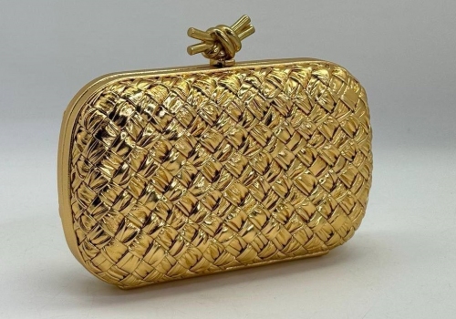 Женский кожаный клатч Bottega Veneta Intreccio Knot золотой