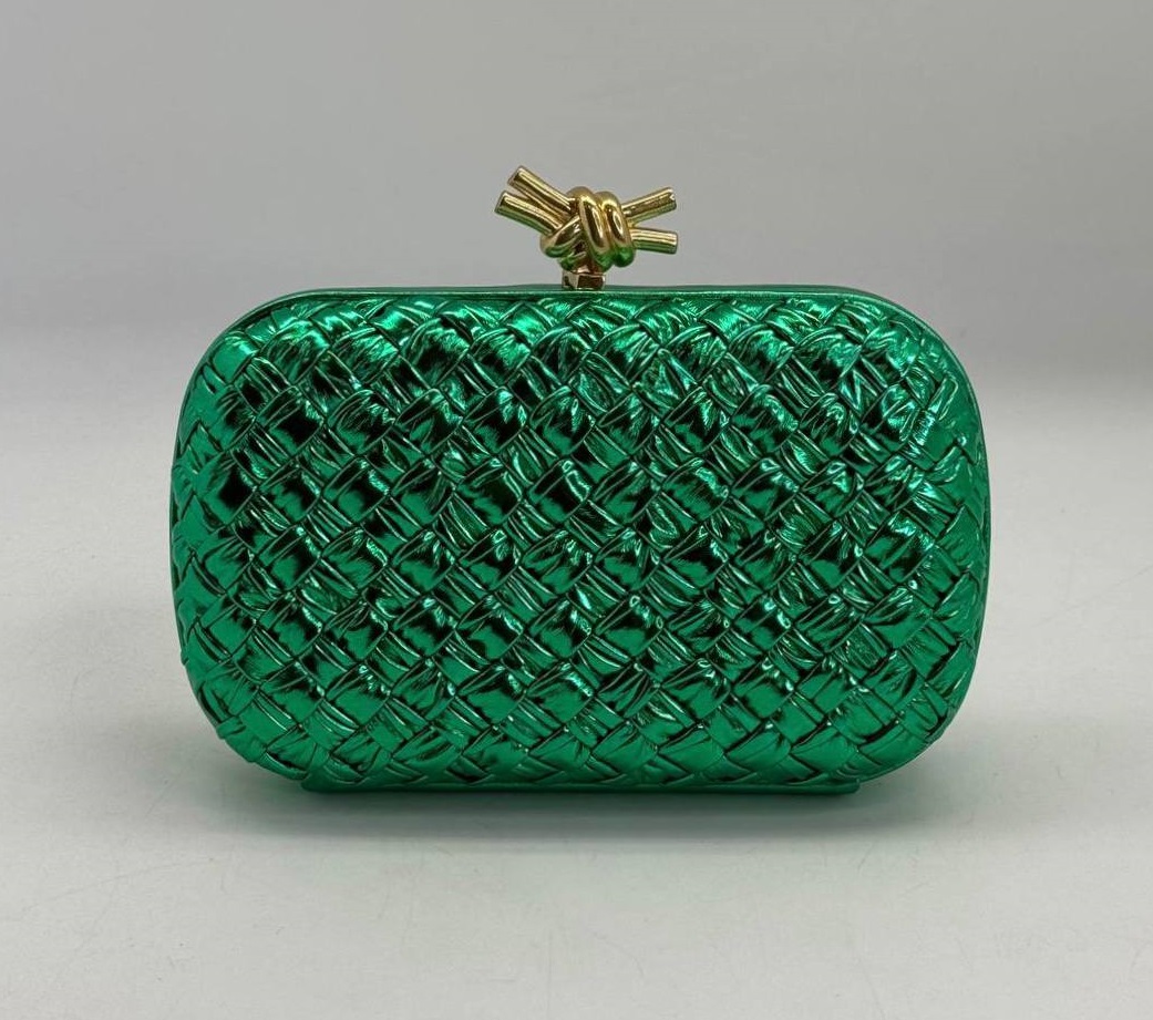 Женский кожаный клатч Bottega Veneta Intreccio Knot зеленый
