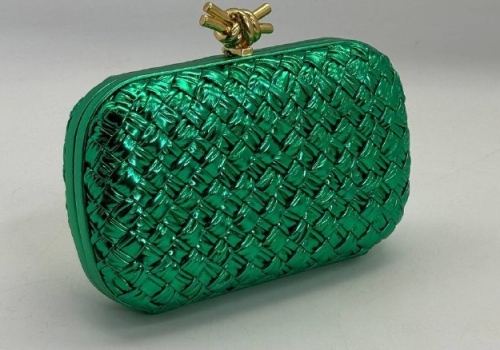 Женский кожаный клатч Bottega Veneta Intreccio Knot зеленый