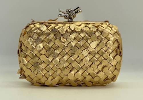 Женский золотой кожаный клатч Bottega Veneta Intreccio Knot