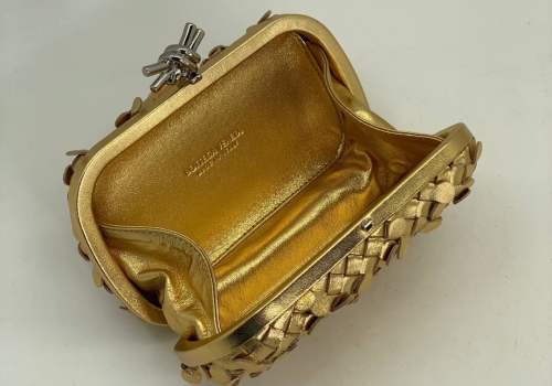 Женский золотой кожаный клатч Bottega Veneta Intreccio Knot