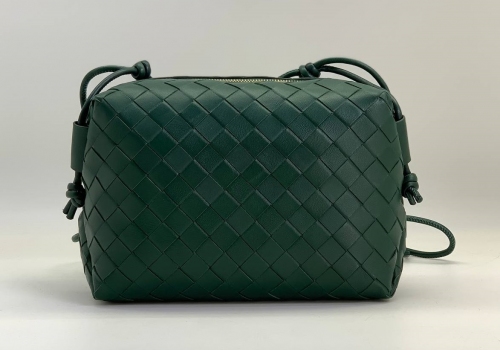 Кожаная сумка Bottega Veneta Small Loop Camera зеленый