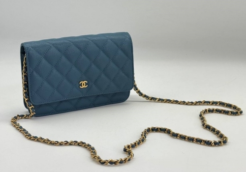 Женская синяя кожаная сумочка Chanel Woc