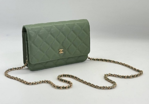 Женская оливковая кожаная сумочка Chanel Woc