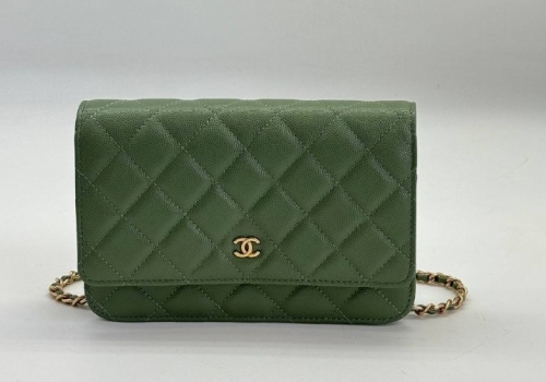 Женская оливковая кожаная сумочка Chanel Woc