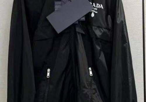 Женская черная ветровка Prada