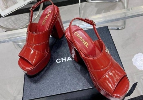 Красные босоножки из кожи Chanel на высокой подошве