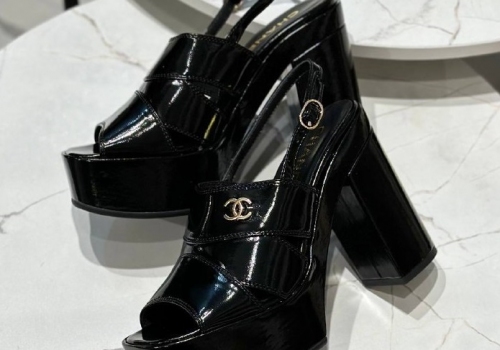 Черные босоножки из кожи Chanel на высокой подошве