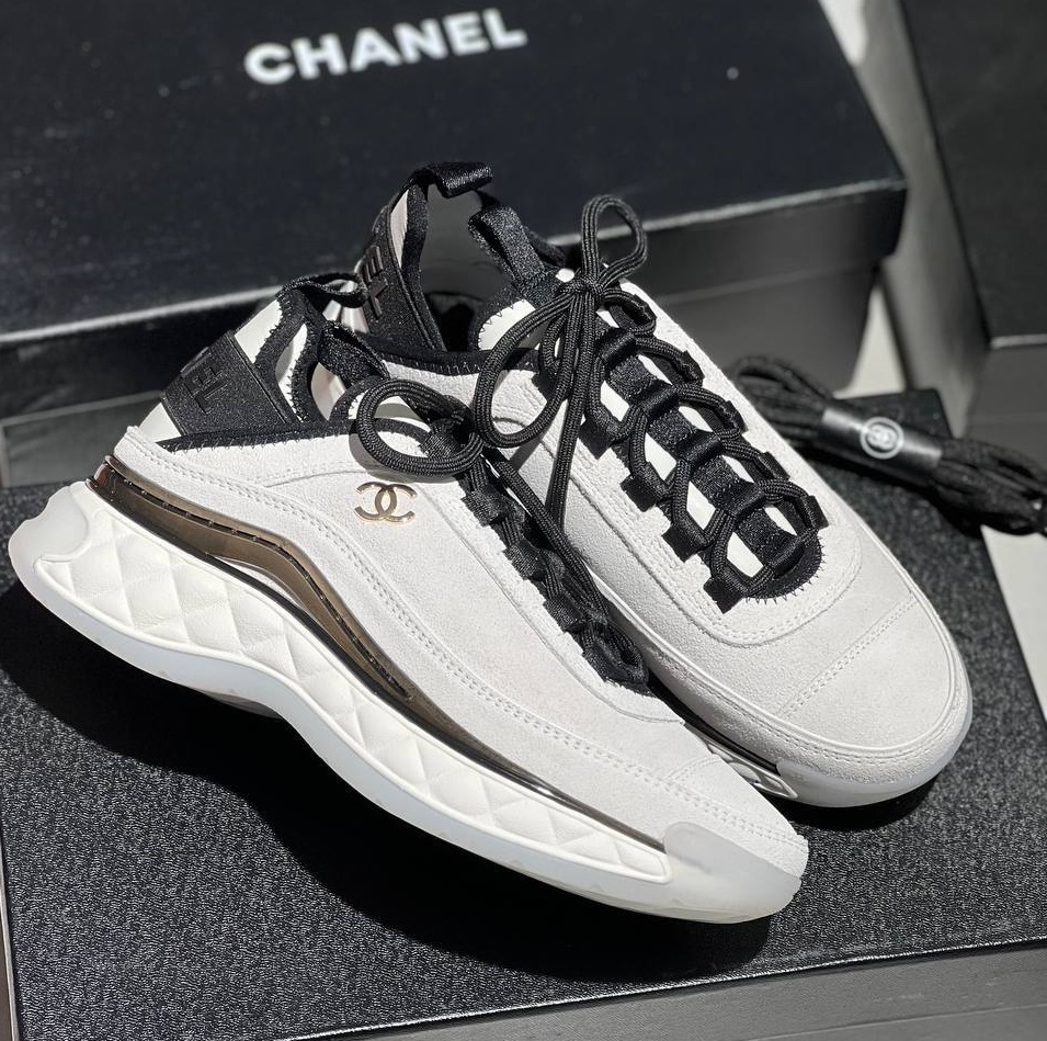 Женские белые замшевые кроссовки Chanel