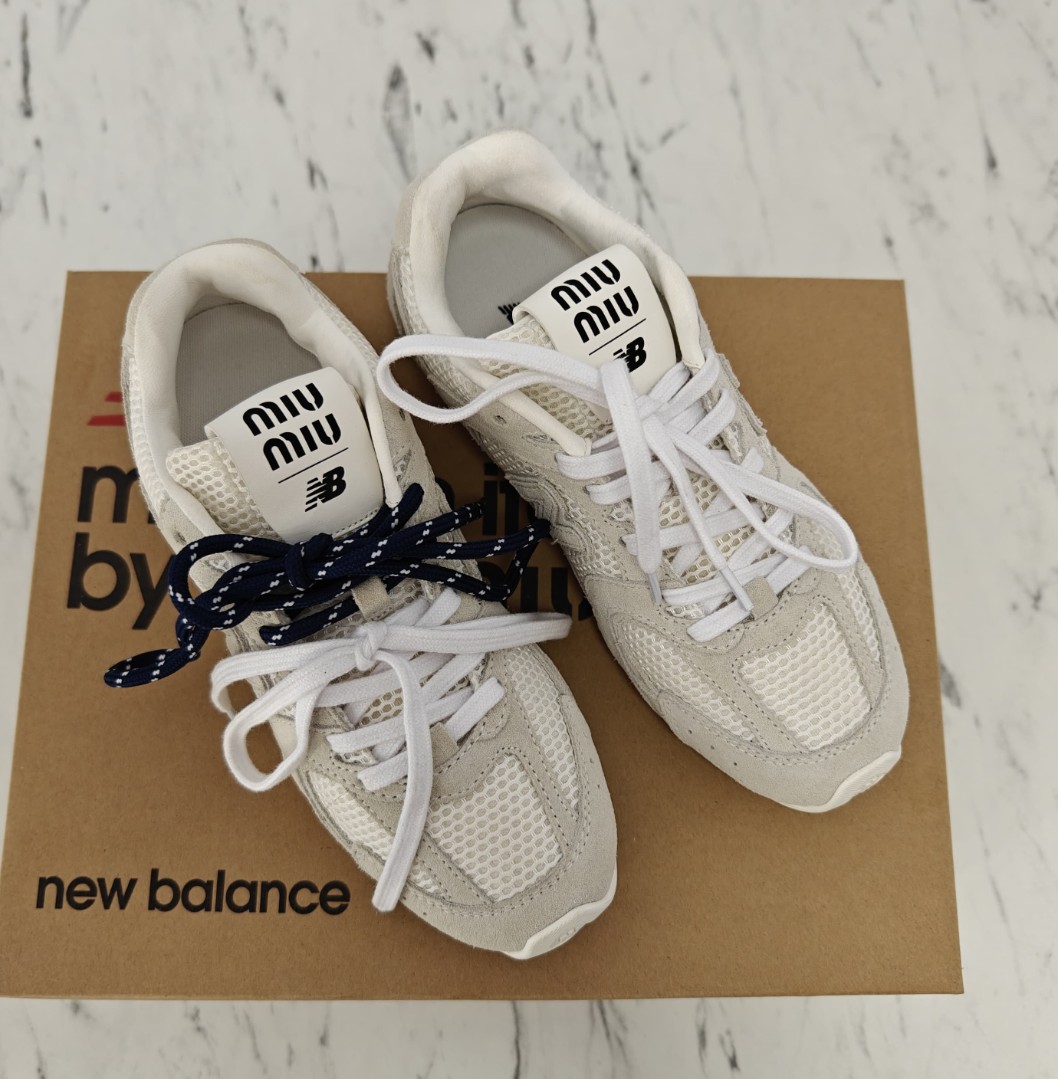 Женские замшевые белые кроссовки New Balance Miu Miu