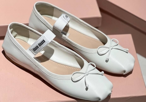 Кожаные белые балетки Miu Miu