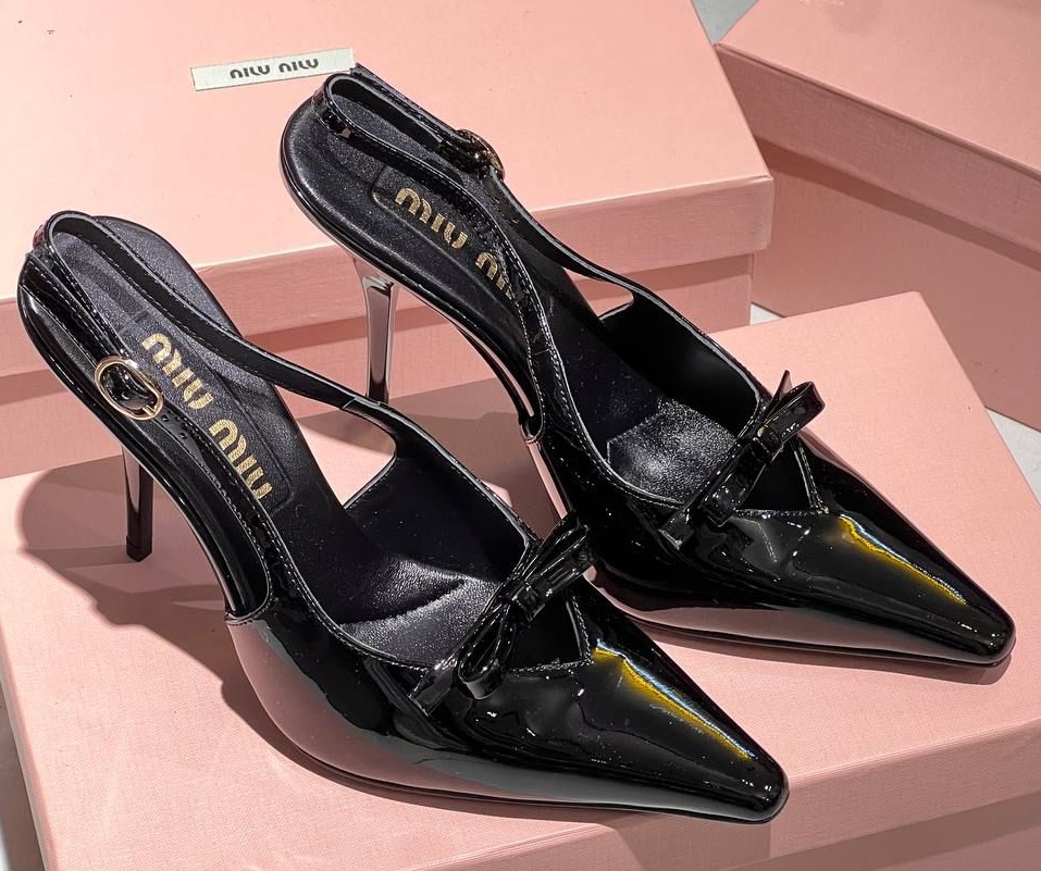 Кожаные босоножки Miu Miu черные на высоком каблуке