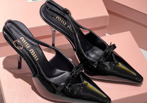 Кожаные босоножки Miu Miu черные на высоком каблуке