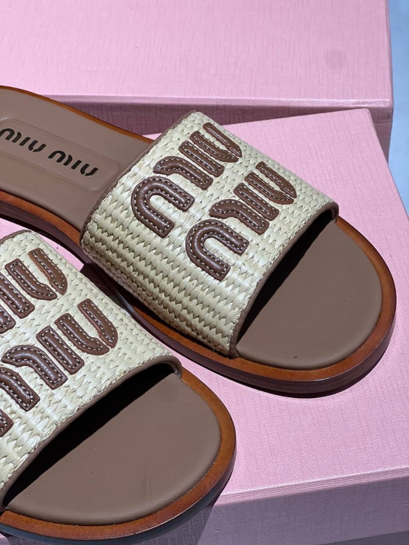 Бежевые шлепанцы Miu Miu