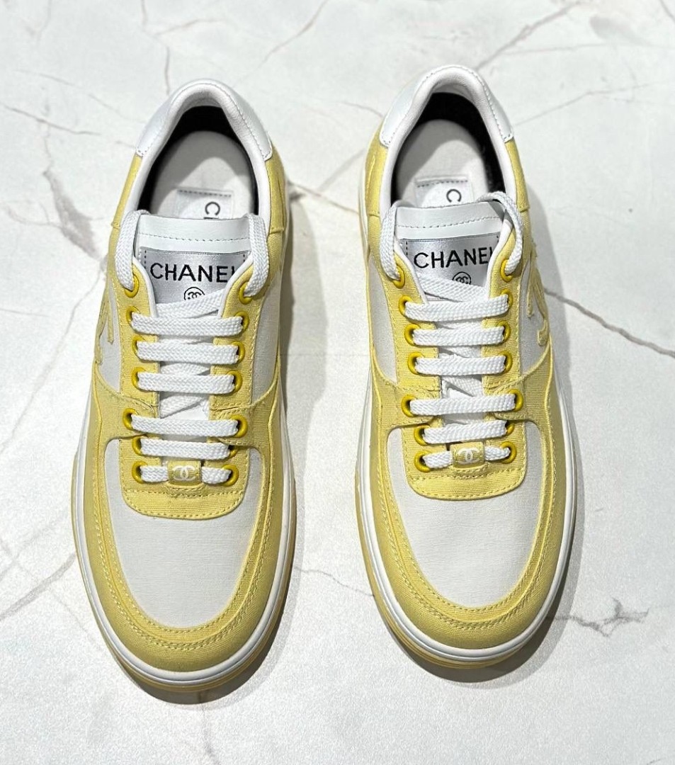 Женские кожаные кроссовки Chanel желтые с белым
