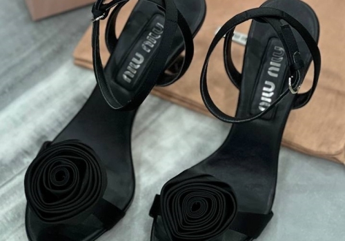 Черные босоножки из атласа Miu Miu на высоком каблуке