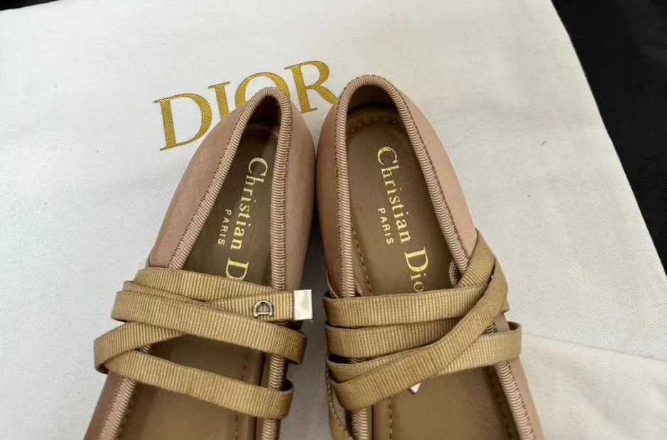 Бежевые женские балетки Christian Dior