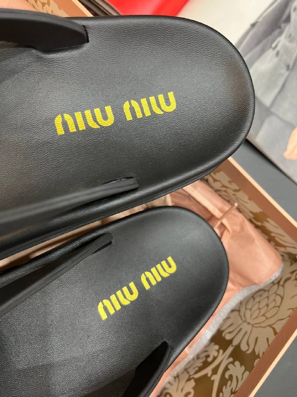 Черные сланцы Miu Miu