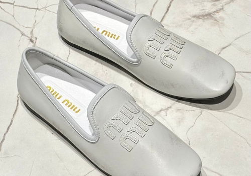 Женские кожаные белые лоферы Miu Miu