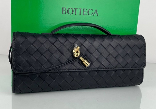 Женский кожаный клатч Bottega Veneta Andiamo черный