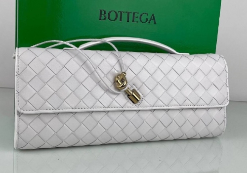 Женский кожаный клатч Bottega Veneta Andiamo белый