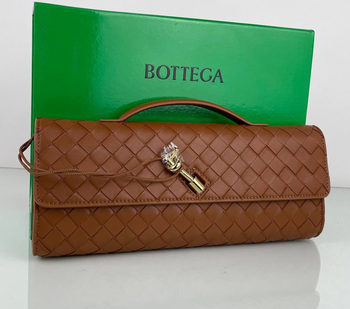 Женский кожаный клатч Bottega Veneta Andiamo коричневый