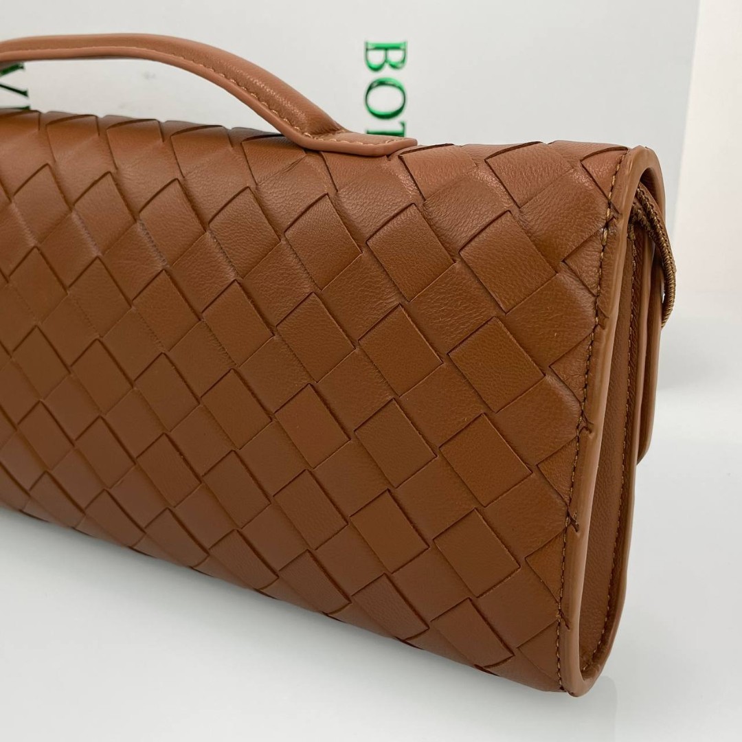 Женский кожаный клатч Bottega Veneta Andiamo коричневый