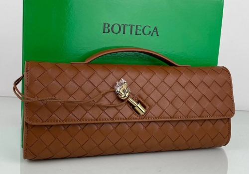 Женский кожаный клатч Bottega Veneta Andiamo коричневый