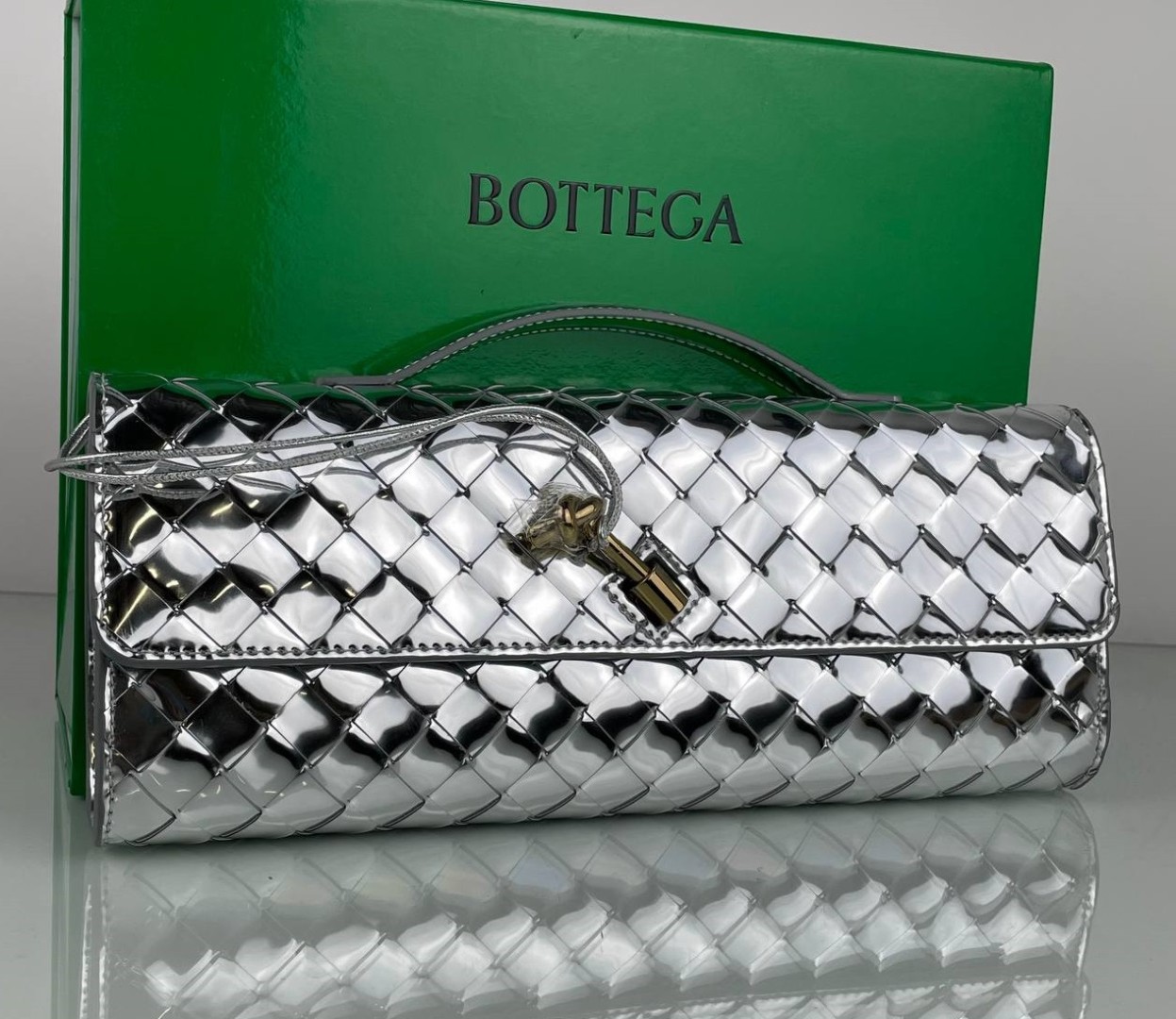 Женский кожаный клатч Bottega Veneta Andiamo серебро