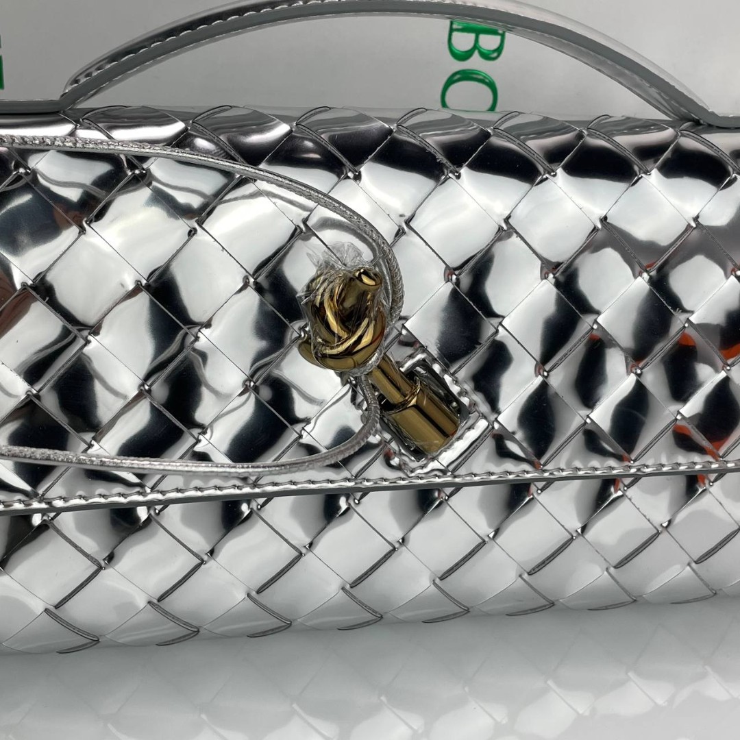 Женский кожаный клатч Bottega Veneta Andiamo серебро