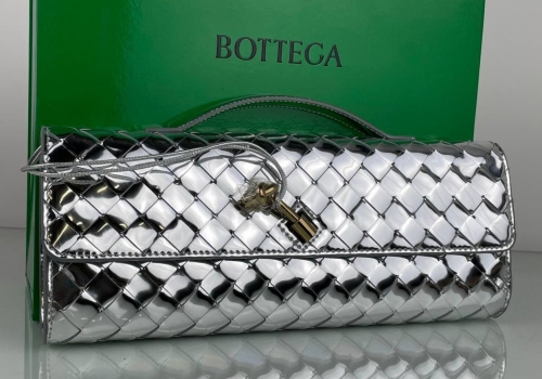 Женский кожаный клатч Bottega Veneta Andiamo серебро