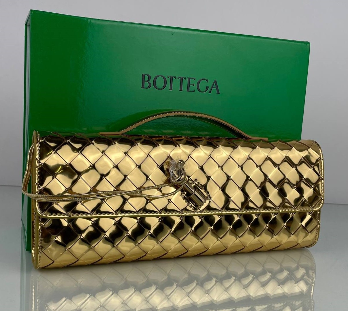 Женский кожаный клатч Bottega Veneta Andiamo золотой