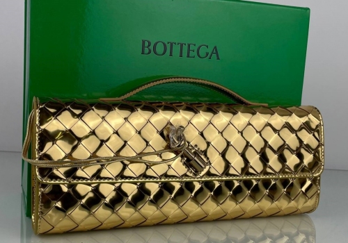 Женский кожаный клатч Bottega Veneta Andiamo золотой