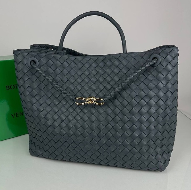 Синяя кожаная сумка Bottega Veneta Andiamo Medium