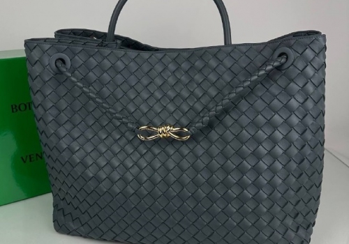 Синяя кожаная сумка Bottega Veneta Andiamo Medium