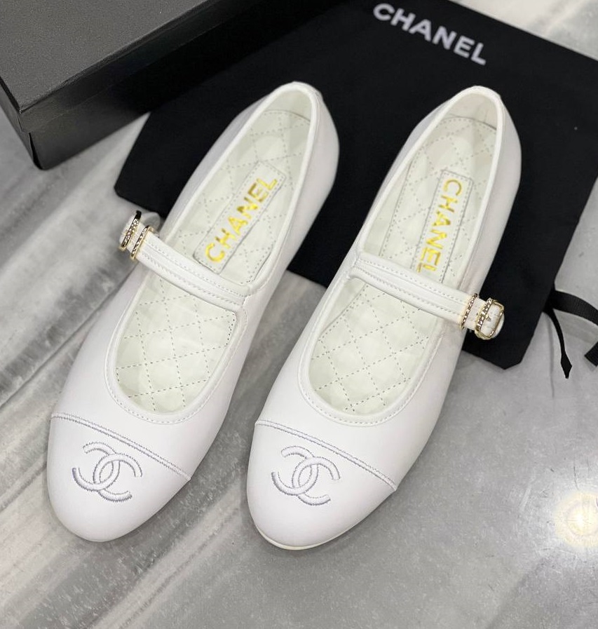 Балетки из кожи белого цвета Chanel