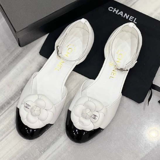 Кожаные белые босоножки Chanel без каблука