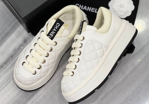 Женские белые кожаные сникерсы Chanel