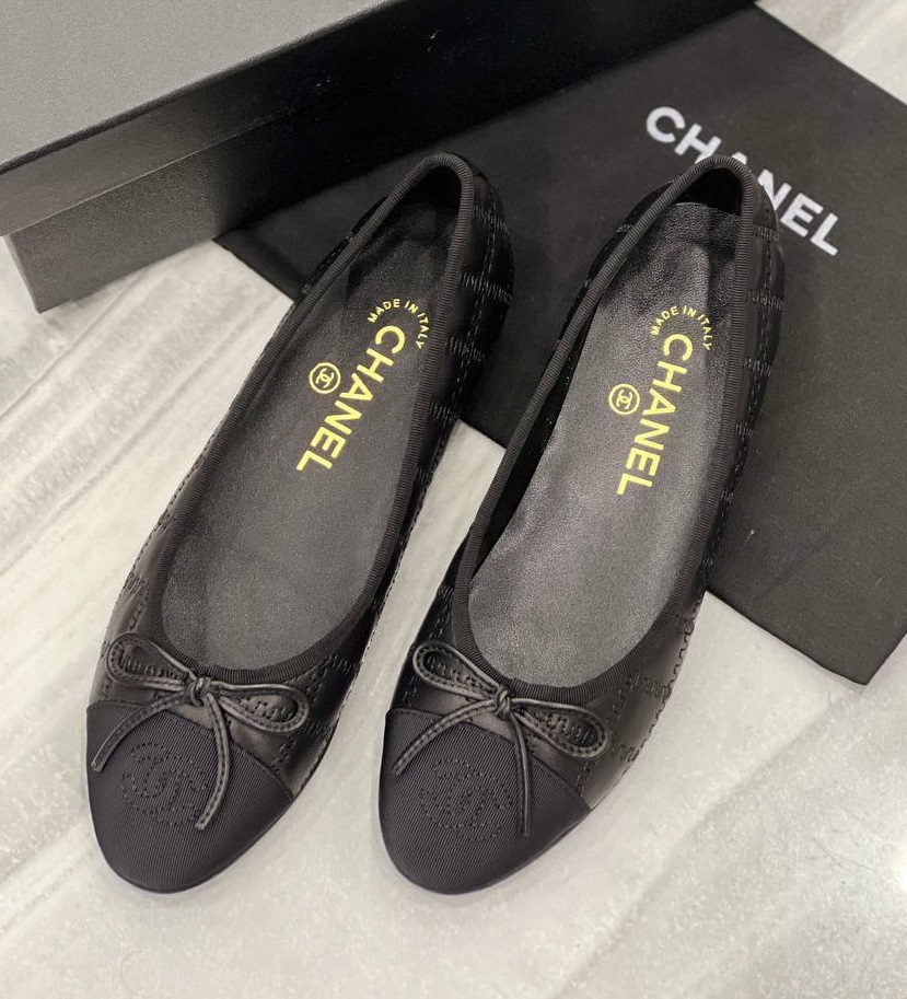 Кожаные черные балетки Chanel