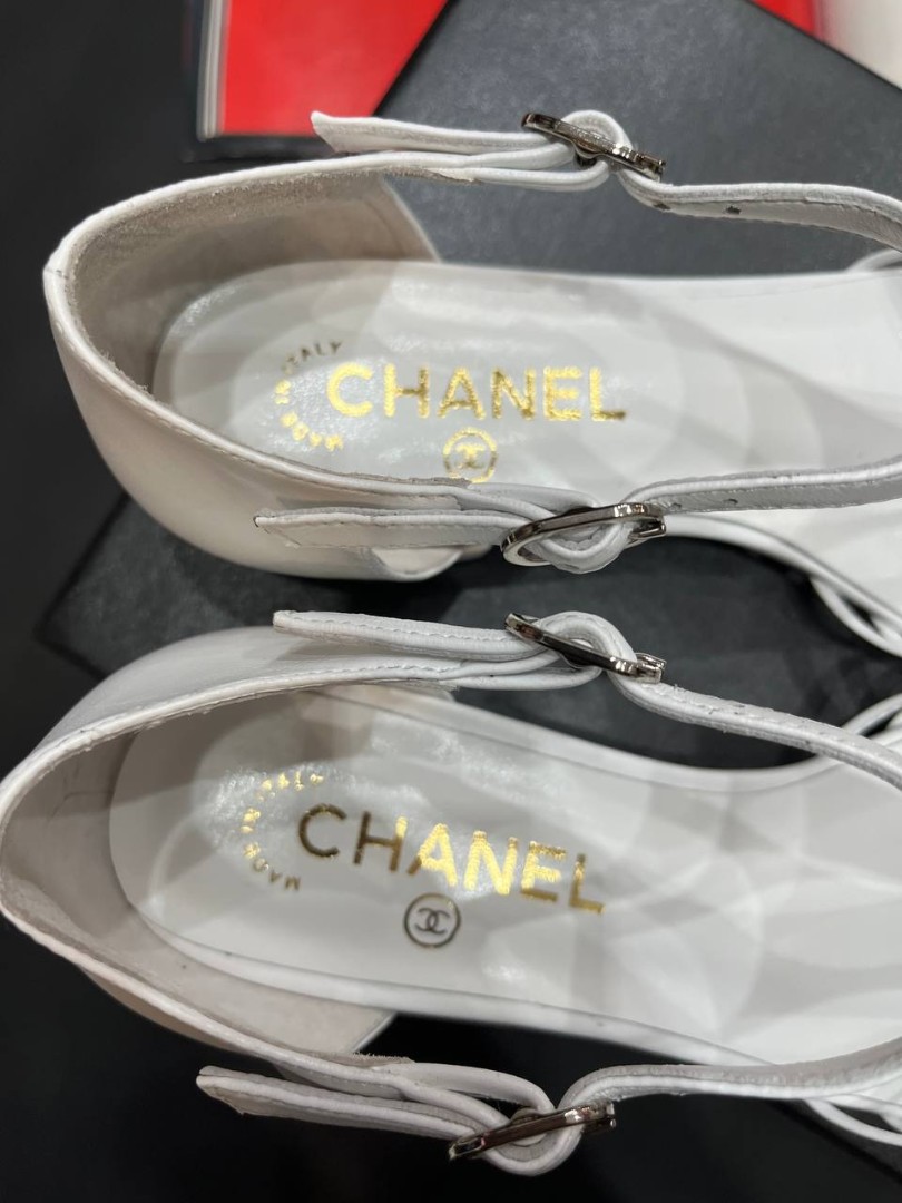 Кожаные белые босоножки Chanel