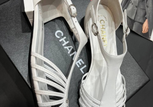 Кожаные белые босоножки Chanel