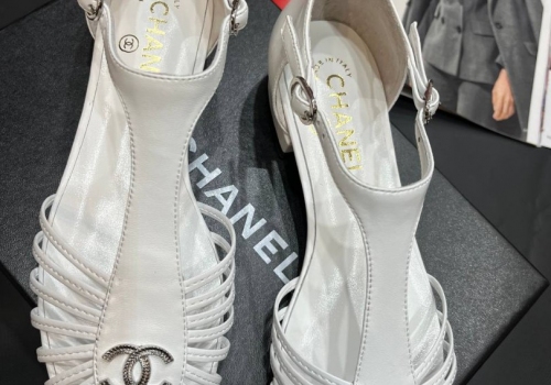 Кожаные белые босоножки Chanel