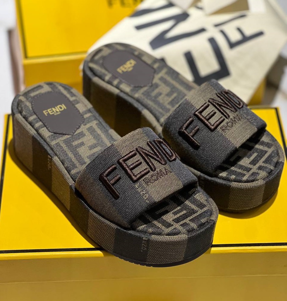 Женские шлепки Fendi на высокой подошве