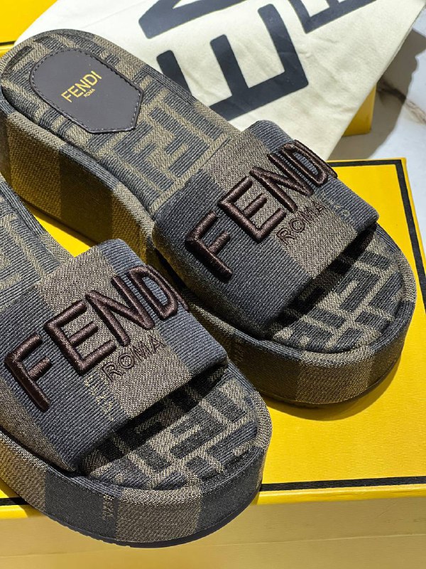 Женские шлепки Fendi на высокой подошве