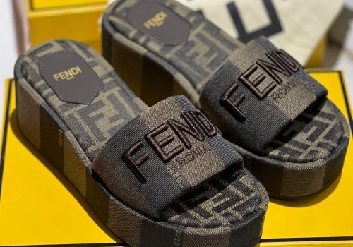 Женские шлепки Fendi на высокой подошве