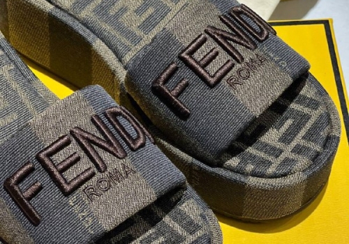 Женские шлепки Fendi на высокой подошве