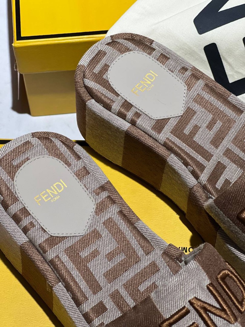 Женские шлепки Fendi на высокой подошве